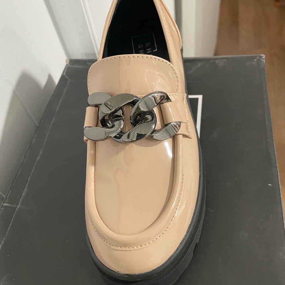 ShuShop Tan Loafers with Dark Silver Chain NWB